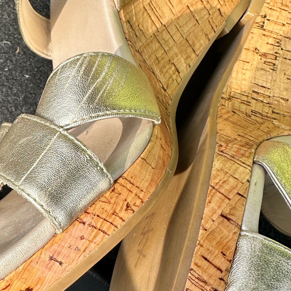 COLE HAAN METALLIC GOLDTONE WEDGE STRAPPY PLATFORM SHOES 9 - Picture 8 of 13